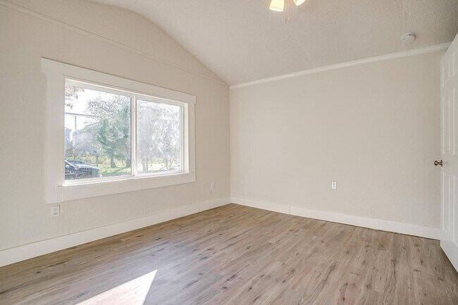 Building Photo - Newly Remodeled 2 Bed, 1 Bath Home near Hi...