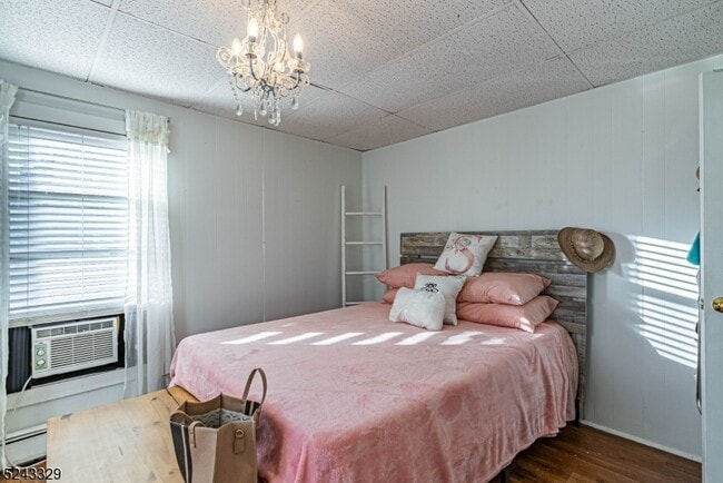 Building Photo - 910 Main St