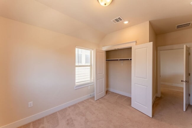 Building Photo - Beautiful 3 bedroom home in Gated community!