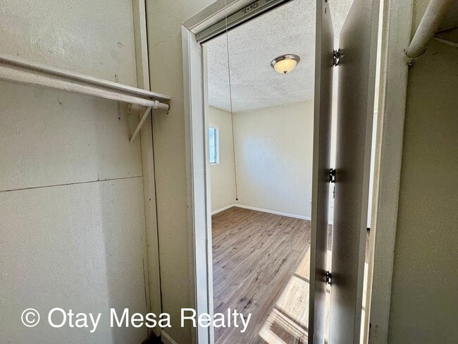 Building Photo - Charming 2-Bedroom Home with Expansive Out...