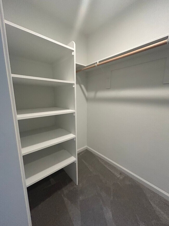 Building Photo - 2 Bed 2.5 bath townhome located on the golf course!