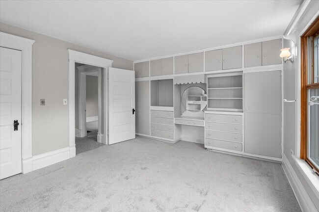 Building Photo - 145 Maple St