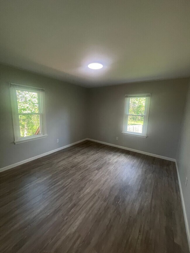 Building Photo - AVAILABLE NOW!! 4 Bed 1.5 Bath Home IN South Park