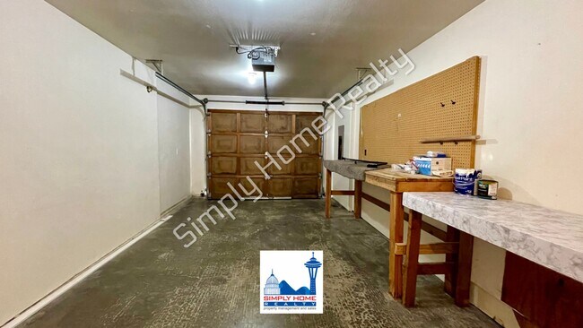 Building Photo - MOVE-IN READY LUXURY RENTAL - Beautifully Renovated 3 Bedroom, 2 Bathroom Duplex in Quiet Cul-de-...