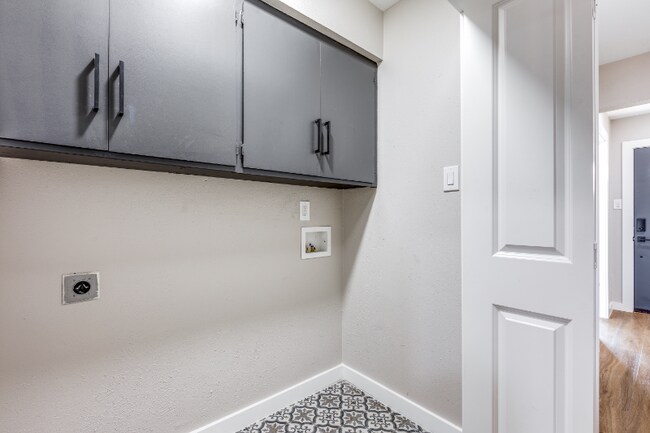 Building Photo - 1233 Mill Valley Dr