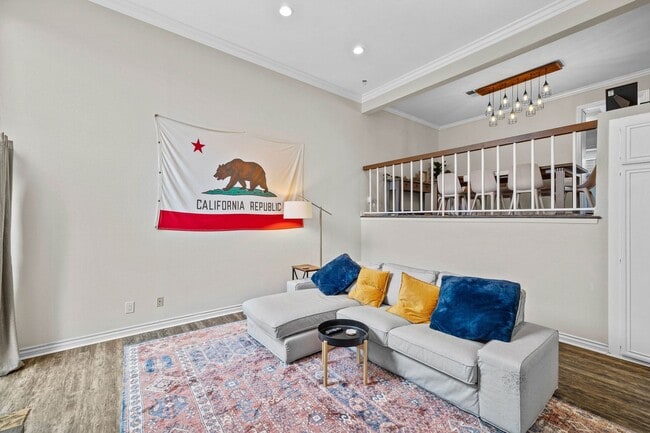 Building Photo - Large townhome in Huntington Beach!