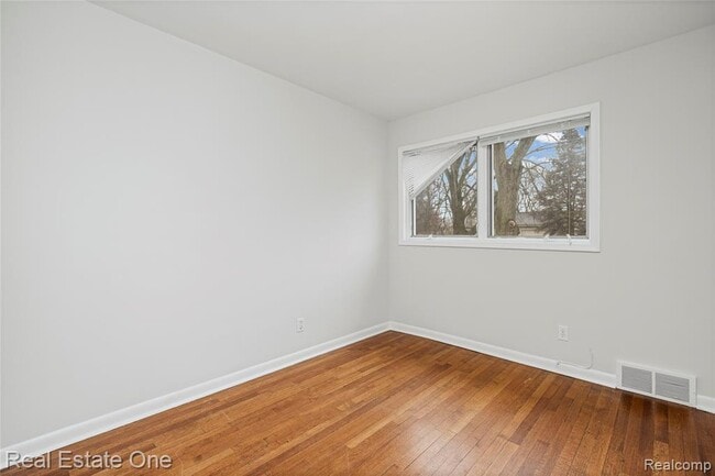 Building Photo - 2360 Pine View Dr