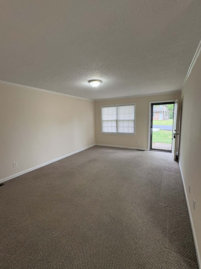 Building Photo - 2119 Rock Creek Dr