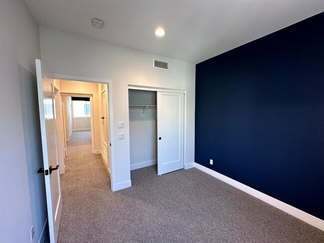 Building Photo - Fantastic 3 Story Townhome - 2 bedrooms - ...