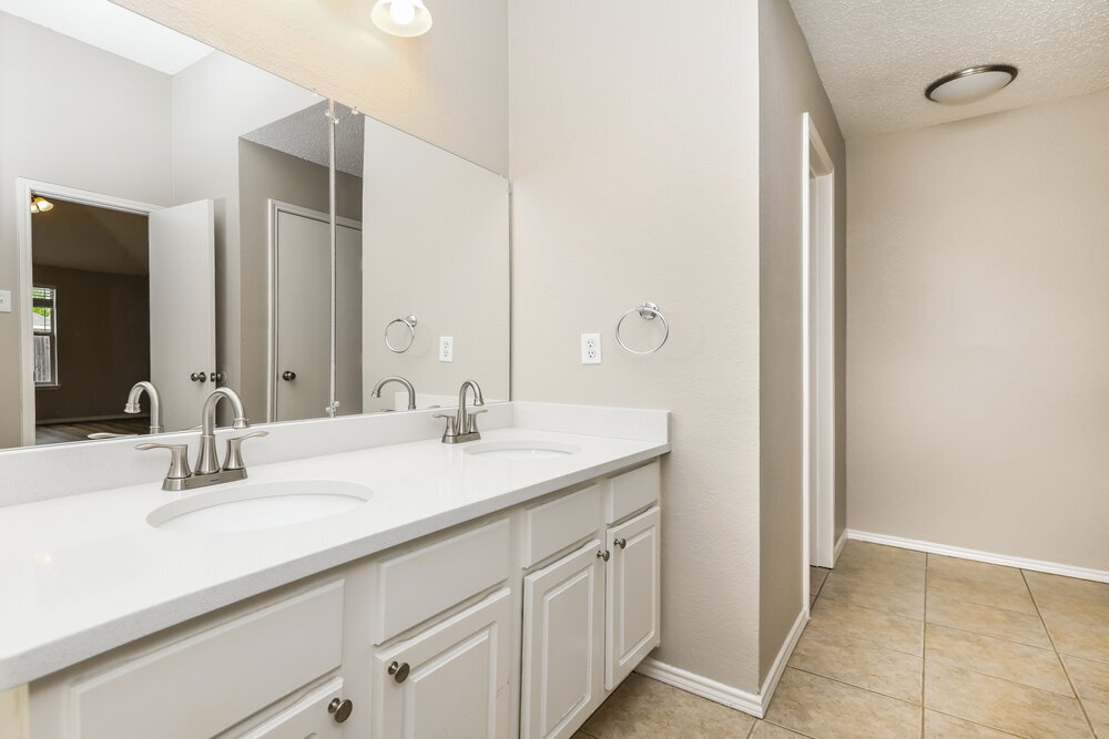 Building Photo - 10813 Briaroaks Dr