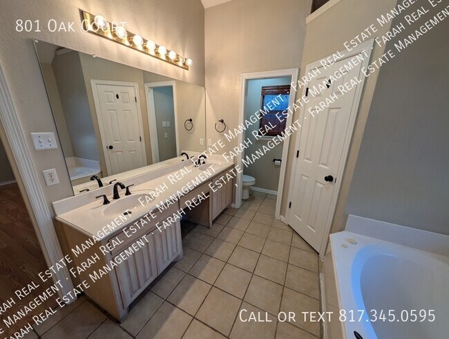 Building Photo - 801 Oak Ct