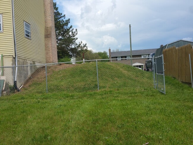 Building Photo - Spacious 3 Bedroom Townhome