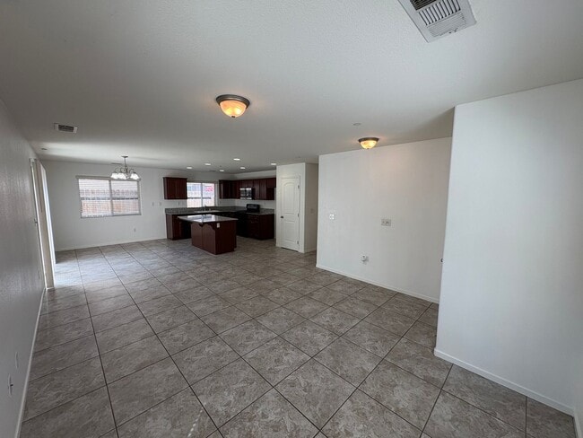 Building Photo - Tulare home move-in ready!