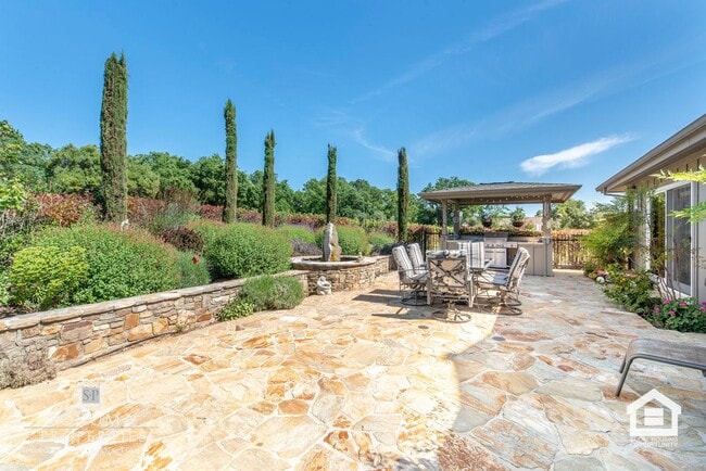 Building Photo - Stunning 3 Bedroom / 3 Bathroom Home Surrounded by Vineyards & Breathtaking Views