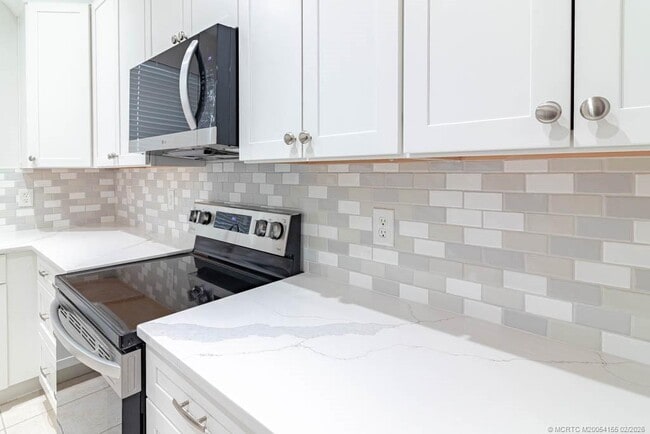 Building Photo - 356 SE Bloxham Way