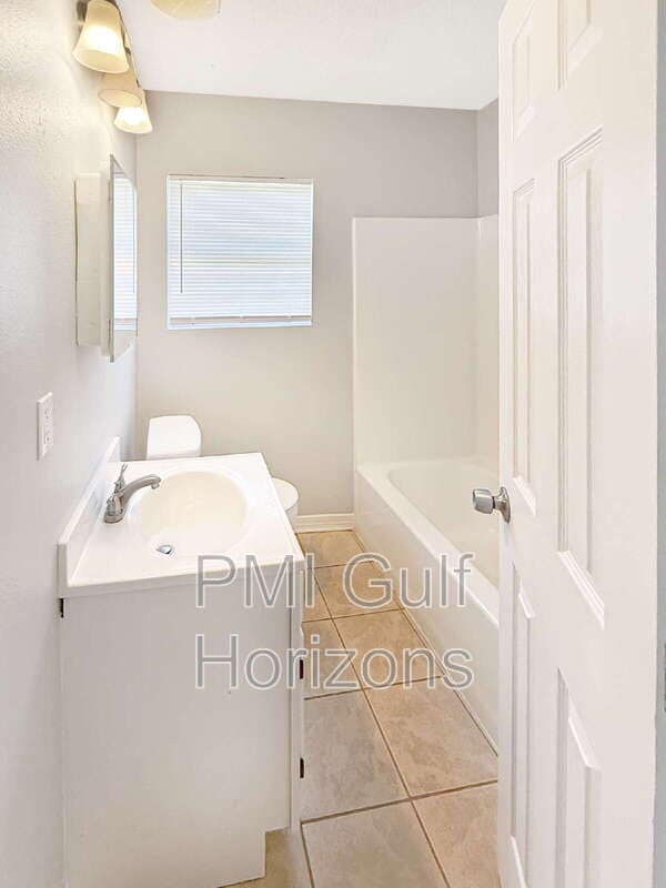 Building Photo - 5 Ellinor Ct