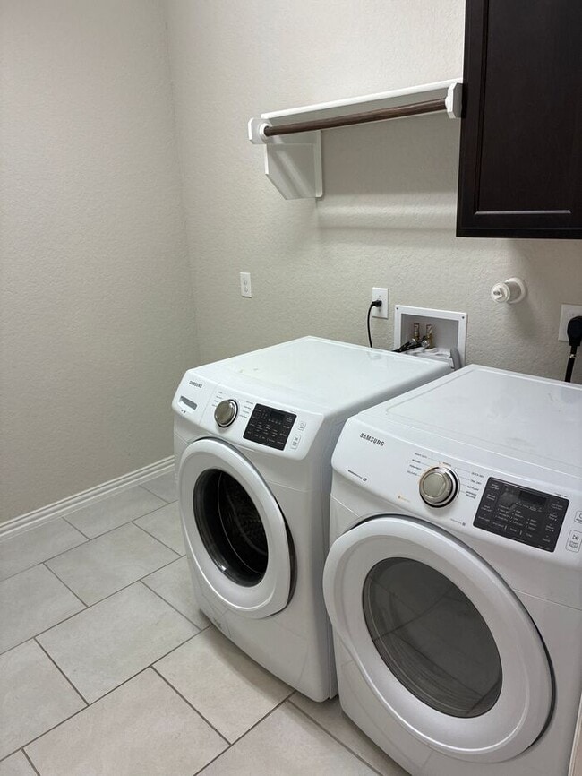 Building Photo - 4BR/3BA House • In-Unit W/D • Attached Garage  • Backyard in San Antonio