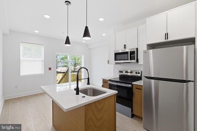 Building Photo - 4021 Brown St