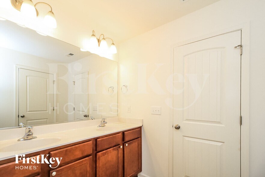 Building Photo - 5712 Beaver Pond Tl