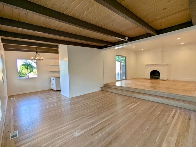 Building Photo - PENDING WITH APPLICATIONS - CHARMING THREE...