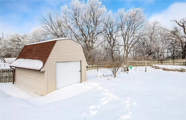 Building Photo - LOWER BEAVER!! 4 Bed, 2 Bath Home in Des Moines