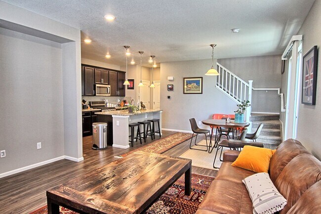 Building Photo - 3 bed 2.5 bath Castle Rock Townhome in the Meadows