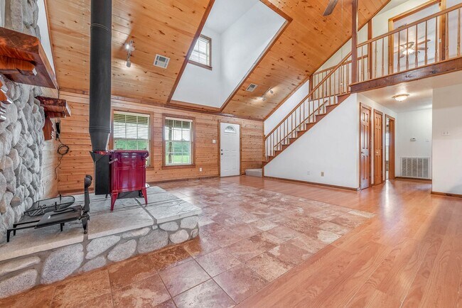 Building Photo - 10 acres with 3/2 cabin for rent in Navaso...