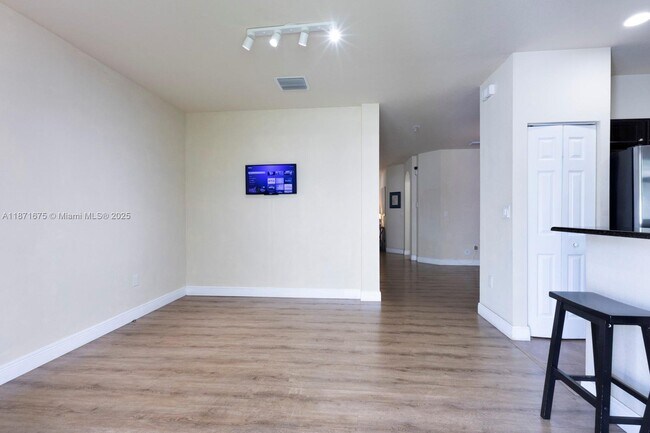 Building Photo - 3324 W 90th St
