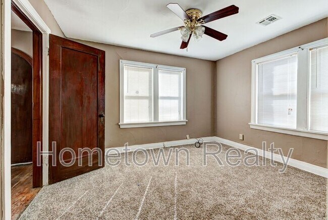 Building Photo - 2213 N Hood St