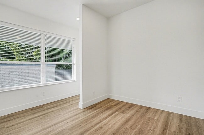 Building Photo - 2217 N Fitzhugh Ave