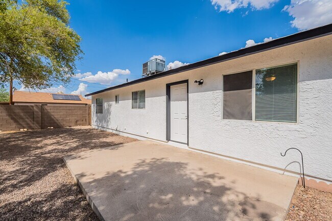 Building Photo - 402 N 101st Pl