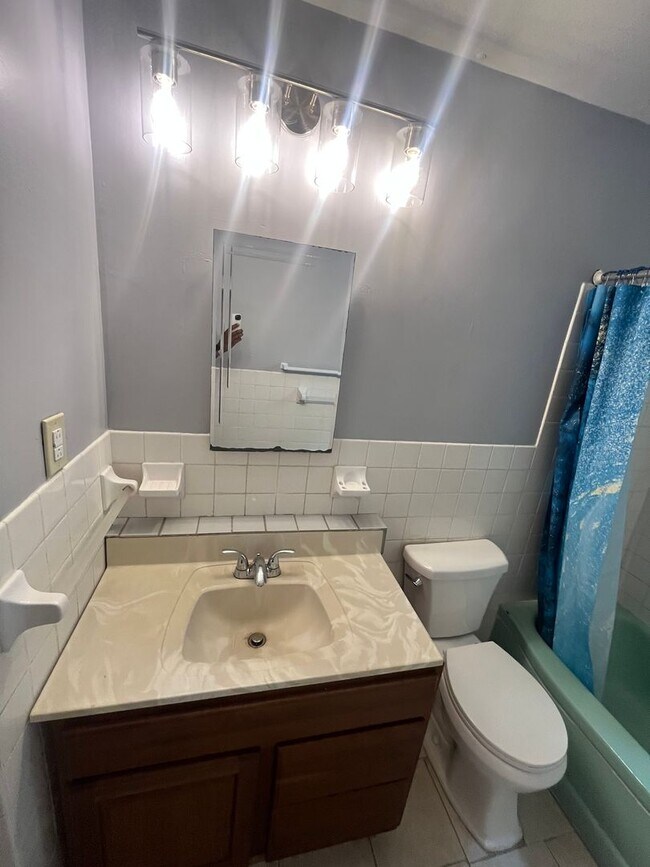 Building Photo - Section 8 Accepted! Newly Renovated 3-Bedr...