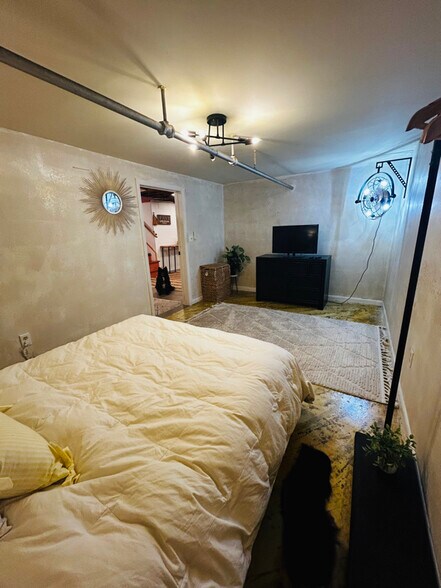 Building Photo - 10166 Glebe Rd