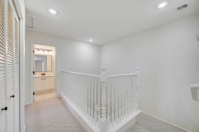 Building Photo - Stylish Townhome with Private Patio!