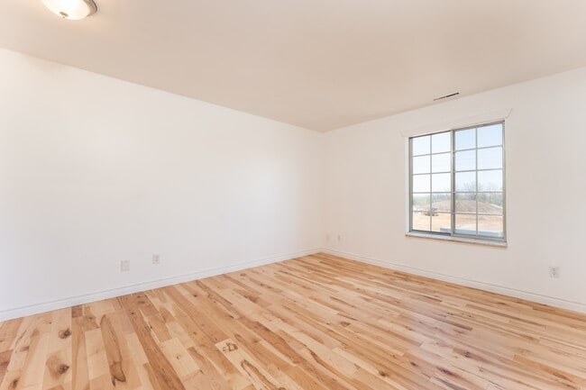 Building Photo - 311 W Highland Rd