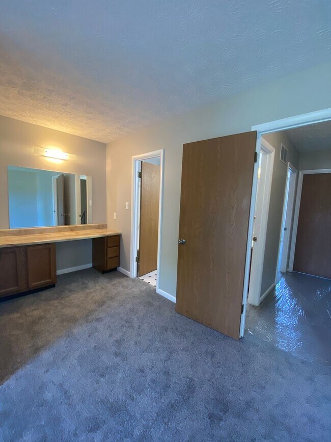 Building Photo - Spacious 5 Bedroom, 2 Bath Townhome – Edge...
