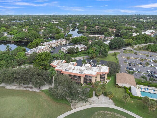 Building Photo - 200 Jacaranda Country Club Dr
