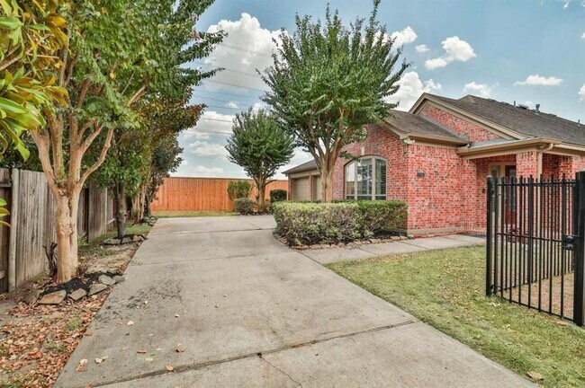 Building Photo - 17515 Burkhart Ridge Dr