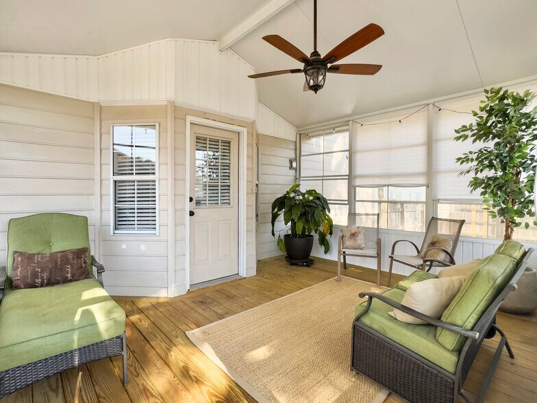 enclosed back porch / sunroom - 7900 Elderberry Cir