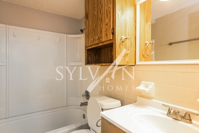 Building Photo - The living is easy in this 3 bedroom, 2 ba...