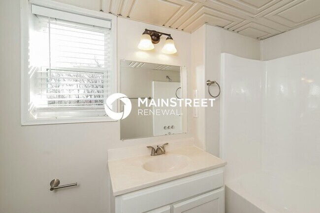 Building Photo - 4 Bedroom Pet-Friendly Home in KINGSTON, TN with Main Street Renewal
