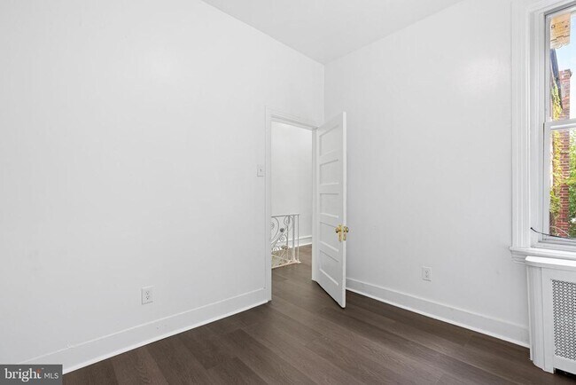 Building Photo - 2127 W Erie Ave