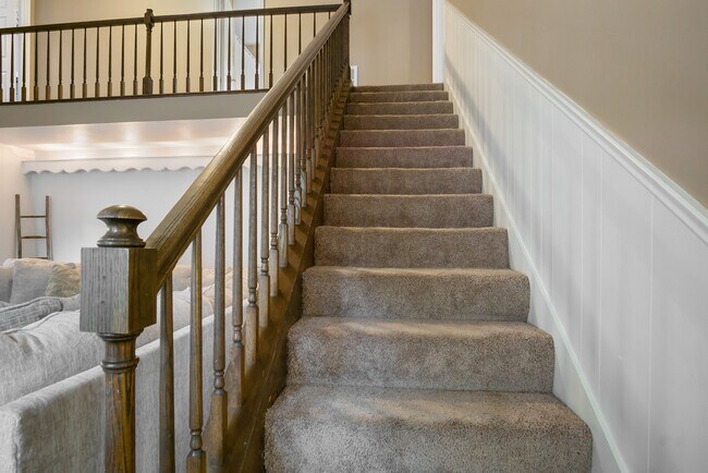 Building Photo - 706 Yale Ln