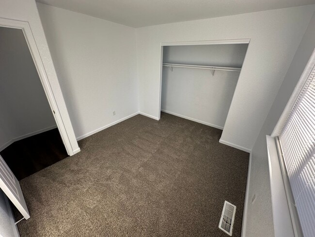 Building Photo - 904 Julia Ln