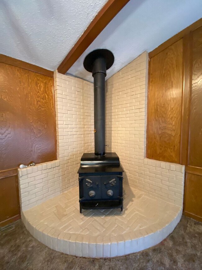 Building Photo - Huge Urbandale Home with Fenced In Back Yard!