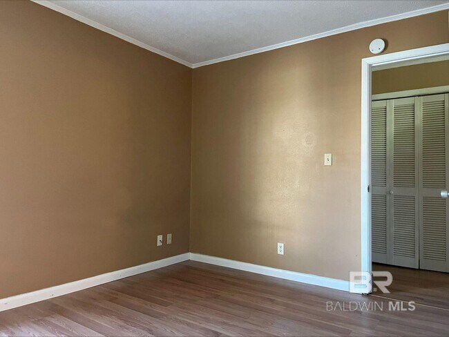 Building Photo - 2069 Sea Cliff Dr N