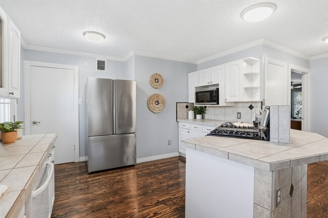 Building Photo - 818 Cedar Rd