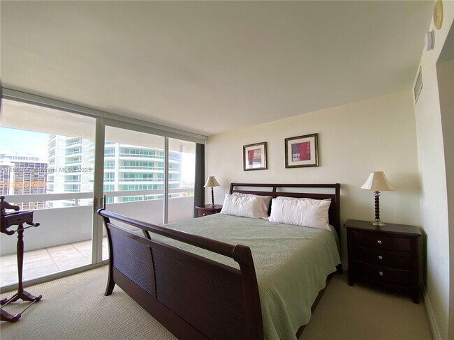 Building Photo - 1627 Brickell Ave