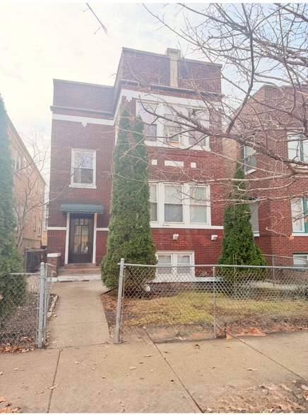 Building Photo - 1745 W North Shore Ave