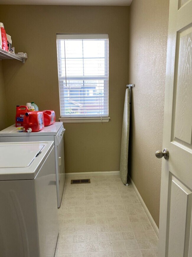 Building Photo - FABULOUS 4 BEDROOM HOME IN EASTVIEW ESTATES!!